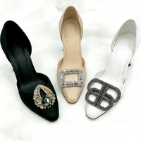 Vente en gros de sandales personnalisées pour femmes chaussures en cuir avec boucle en alliage de zinc et clips à chaussures à breloques
