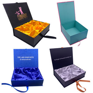 صندوق قابل للطي بإغلاق مغناطيسي مخصص منقوش باللون الوردي مع بطانة من الساتان الحريري وإسفنج داخلي لتغليف وصلات الشعر المعاد تدويرها - Product Image 5