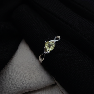 Anillo de Plata de Ley 925 con Cuarzo Limón Corte Trillón, Chapado en Oro, Hecho a Mano, Joyería de Piedras Preciosas de Alta Calidad, Personalizable - Product Image 1