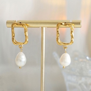 Boucles d'oreilles tendance de luxe plaquées or 18 carats avec perles d'eau douce irrégulières, en acier inoxydable, bijoux pour femmes, bijoux personnalisés - Product Image 6