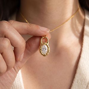 Colgante de Acero Inoxidable F360 con Forma de Candado Marquise y Geometría Cuadrada Entrelazada, con Circonitas Transparentes Engastadas, Baño de Oro PVD al Vacío, Sin Decoloración - Product Image 2