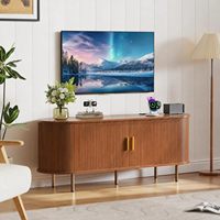 Meuble TV ovale en noyer de 55 pouces avec 2 prises de courant et ports USB, portes coulissantes cannelées, étagère réglable et 5 pieds dorés pour téléviseurs jusqu'à 60 pouces.