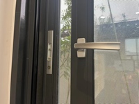 Ventana Abatible de Aluminio Moderna y de Lujo, con Barras de Seguridad Decorativas, Vidrio Low-E, Sistema de Rotura Térmica, Certificación Energy Star