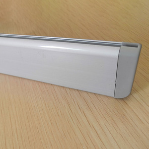 Rail inférieur de volet roulant personnalisé en alliage d'aluminium électrophoretique gris argenté 1007, rail de rideau automatisé durable - Product Image 1