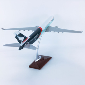 Modèle d'avion en résine moulé sous pression Cathay Pacific <span class=keywords><strong>Airbus</strong></span> A330 à l'échelle 1/176 de 40 cm avec ailes fixes et support d'exposition - Product Image 3