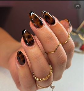 Faux ongles minimalistes à imprimé léopard, motif abstrait à pois sur <span class=keywords><strong>base</strong></span> blanc laiteux, imprimé animalier subtil pour un luxe discret - Product Image 1