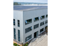 Atelier préfabriqué en structure acier, entrepôt robuste en acier galvanisé, haute capacité de charge, résistant à la corrosion pour le transport maritime