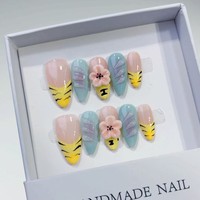Nouveau produit lancé, fleurs 3D aux couleurs froides flottant dans les nuages, avec un charme éthéré, ongles press-on faits à la main