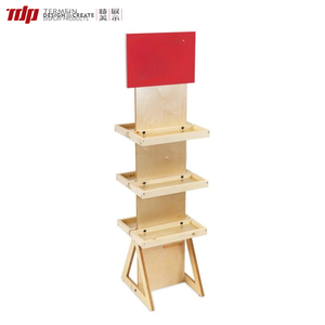 ชั้นวางสินค้าไม้ทรงสามเหลี่ยม TDP แบบหลายชั้น พร้อมป้ายด้านบน สำหรับร้านค้าปลีก แสดงสินค้าทั่วไป เชิงพาณิชย์ - Product Image 1