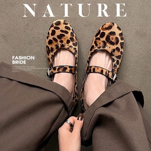 GERSHON <span class=keywords><strong>BRAM</strong></span> Zapatos Mary Jane de cuero genuino para mujer, estilo coreano, con estampado de leopardo retro, tacón medio de 4 cm, sin cordones, punta redonda, suela de goma - Product Image 2