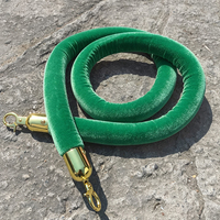 Poteau de barrière de luxe en velours vert avec crochet métallique doré pour le contrôle des foules
