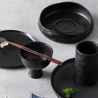 Service de vaisselle en céramique noire 8 pièces, ensemble d'assiettes, de bols et de tasses en grès pour la maison, l'hôtel et le restaurant