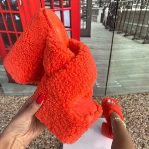 Sandales à talons carrés épais et plateforme haute pour femmes, personnalisables en plusieurs couleurs, avec brides croisées en fourrure, mules à bout carré ouvert et fourrées - Product Image 4