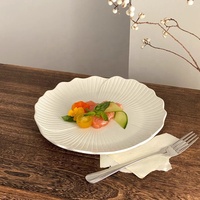 Assiettes en céramique gravées à motifs floraux blancs vintage, vaisselle de mariage, assiettes de présentation personnalisées pour salades