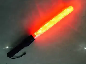 ผู้จัดจำหน่ายมืออาชีพ <span class=keywords><strong>ราคา</strong></span>สุดคุ้ม กระบองไฟ LED ควบคุมการจ<span class=keywords><strong>รา</strong></span>จร ขนาด 26/54 ซม. แบบชาร์จไฟได้ - Product Image 4