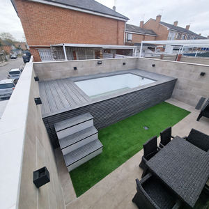 Piscina Moderna Elevada con Detalles de Madera y Sistema de Bomba de Filtro Integrado - Product Image 6