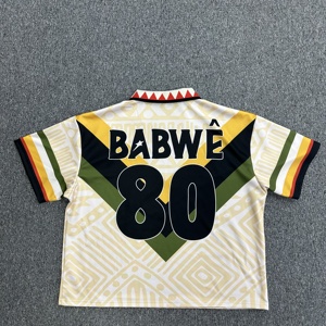 Maglia da Calcio Vintage con Elementi Culturali Africani - Product Image 2