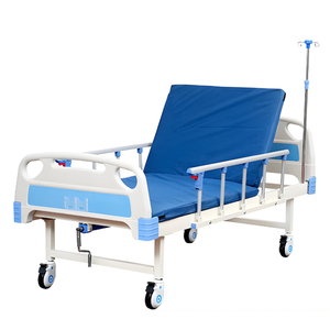 Lit d'hôpital manuel à manivelle unique avec tête de lit en ABS, barrières pliables, matelas imperméable et poteau porte-perfusion <span class=keywords><strong>pour</strong></span> patient de maison de retraite - Product Image 1