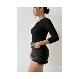 Chemisier noir pour femme à manches capri, col rond, coupe côtelée, style moulant - Product Image 2