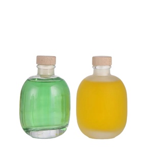 Vente en gros <span class=keywords><strong>de</strong></span> 8oz 16oz 250ml 500ml Bouteille d'emballage <span class=keywords><strong>de</strong></span> boisson <span class=keywords><strong>de</strong></span> jus <span class=keywords><strong>de</strong></span> vin en verre givré transparent avec bouchon en liège en bois - Product Image 1