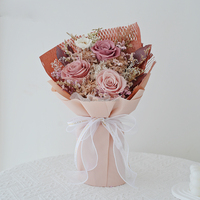Antiek roze natuurlijke gedroogde bloemenboeket, geconserveerde eeuwige roos voor bruiloft, Kerstmis of Valentijnsdag.