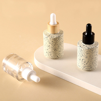Bouteilles en verre givré de luxe écologiques avec couvercle argenté 30 ml pour emballage d'huiles essentielles et compte-gouttes de sérum