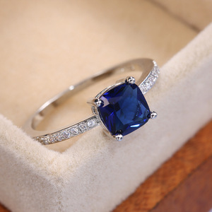 Anello quadrato blu royal da donna, design geometrico minimalista, accessorio da dito per uso quotidiano - Product Image 6