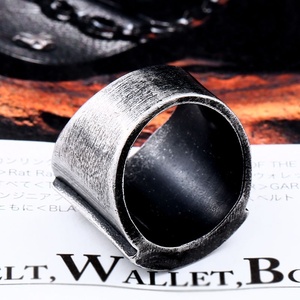 Anillo de Sello Triangular Negro de Acero Inoxidable 316 Impermeable para Hombre, Joyería Punk Motera Audaz y Rebelde en Tono Plata Antigua - Product Image 4