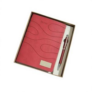 Carnet en cuir uni A5 multicolore avec stylo métallique – Coffret de luxe personnalisable avec logo – Cadeau d'affaires économique pour entreprises - Product Image 1
