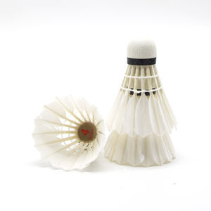 <span class=keywords><strong>Volant</strong></span> de <span class=keywords><strong>badminton</strong></span> d'intérieur 12 pièces <span class=keywords><strong>plume</strong></span> d'oie balle de stabilité volante conception personnalisée pour les tournois d'entraînement de vol - Product Image 2