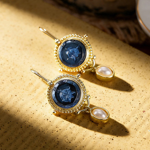 Orecchini vintage con gancio in perla simulata color oro per donna, gioielli eleganti e delicati - Product Image 5