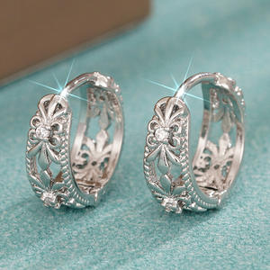 Pendientes de Aro con Corazón en Oro Blanco E4485 con Incrustaciones de Cristales de Estrás, Estilo Romántico para Uso Diario de Mujeres - Product Image 4