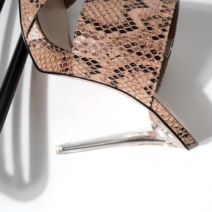 Sandales en peau de serpent à <span class=keywords><strong>talon</strong></span> transparent bon marché en gros d'usine sandales pantoufles à talons aiguilles fantaisie à bout pointu - Product Image 5