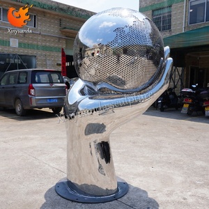 Sculpture en acier inoxydable de grande taille pour l'extérieur, miroir creux, main tenant la Terre, ornements, technique polie, scène pittoresque - Product Image 2