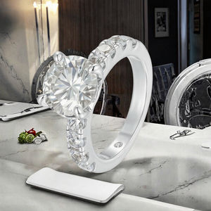 แหวนเงินแท้ 925 ประดับมอสซาไนต์ ดีไซน์โรแมนติก 18K VVS1 1 กะรัต แบบขายส่ง สำหรับสัญญาหมั้น งานแต่งงาน สำหรับผู้หญิง - Product Image 2