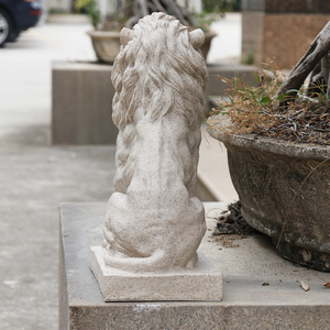 Statua di Leone da Giardino Majestic, Scultura in Resina, Posa Seduta Realistica con Dettagliata Intaglio della Criniera, Figura di Leone Bianco - Product Image 3