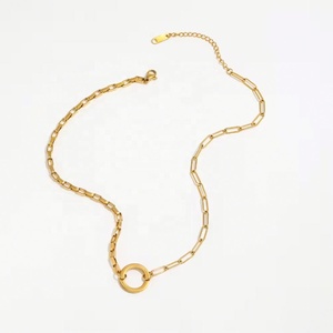 Collar de cadena con eslabones chapados en oro de 18k y colgante circular de acero inoxidable con corte esmeralda, personalizado para mujer - Product Image 2