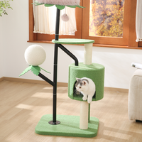 Meuble pour chat d'intérieur : Arbre à chat vert moderne avec niche, poteaux en sisal et jouet suspendu