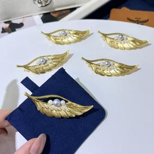 เข็มกลัดรูปใบไม้ทรงระเบิดอเนกประสงค์ AKOYA ประดับเปลือกหอย หางปลา ไข่มุก หลายแบบ  สำหรับตกแต่งเสื้อผ้า  ทันสมัย - Product Image 1