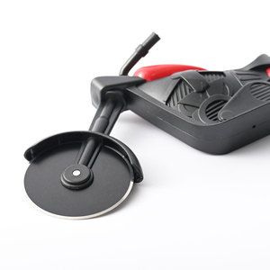 Coupe-pizza créatif en forme de moto, rouge, en PP, lavage à la main uniquement, fabriqué à Yangjiang, outil à pizza - Product Image 4