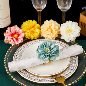 Anelli Portatovaglioli in Plastica PP Moderni con Fiori Simulati per Feste e Matrimoni - Product Image 1