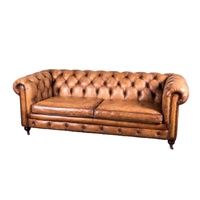 Sofá Chesterfield Vintage de Dos Plazas en Cuero Genuino de Akku Art Exports |   Cognac Marrón Hecho a Mano |   Villa de Diseño Moderno de Mediados de Siglo