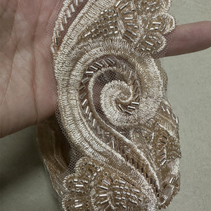 Imbottiture per Spalle in Tessuto, Pizzo con Motivo Paisley e Perline, Bordatura in Rete con Paillettes, Frange con Perline di Vetro - Product Image 5