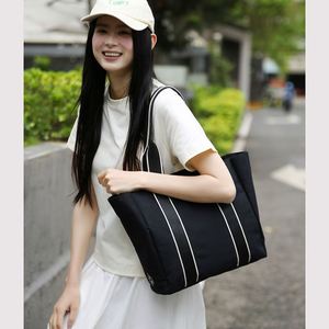 กระเป๋าโท้ทสีพื้นเรียบง่าย กระเป๋าถือสตรีพิมพ์โลโก้ได้ น้ำหนักเบา เหมาะสำหรับเดินทาง ท่องเที่ยว ช้อปปิ้ง ทำจากผ้าแคนวาส - Product Image 4