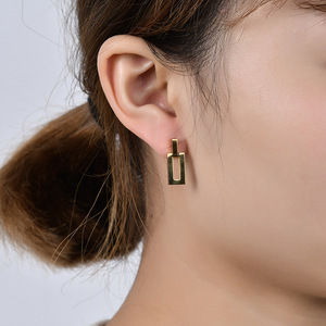 Pendientes de acero inoxidable con forma rectangular hueca, diseño geométrico en color dorado para mujer - Product Image 2