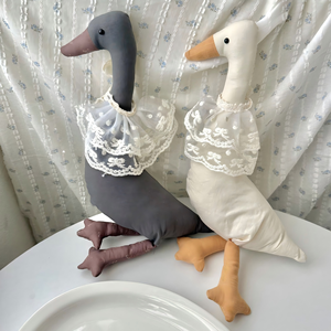 Peluche Canard en Lin Élégant avec Col en Dentelle et Écharpe Brodée, Jouet Décoratif pour la Maison - Product Image 1