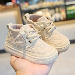 Botas de Moda para Niños BabyLeather con Cordones en el Tobillo, Cosidas a Mano, con Suela de Goma, Impermeables y Antideslizantes - Product Image 4