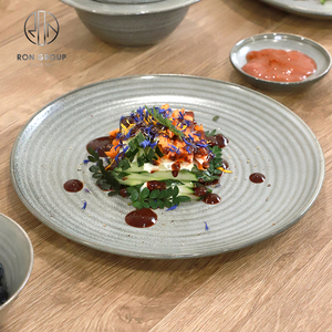 Assiettes en céramique texturée grises, <span class=keywords><strong>vaisselle</strong></span> polyvalente pour restaurant, service de salades, événements de restauration et présentation artistique des aliments - Product Image 1