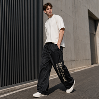 Pantalon Homme Marque Privée Léger en Nylon Coupe Large avec Cordon de Serrage Imprimé Sérigraphié Poches Latérales Style Décontracté Streetwear