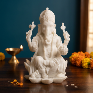 Estatua de Ganesha Sentado sobre Loto Nirmala, Hecha a Mano con Resina Blanca Pura, Artesanía Tradicional para Decoración Espiritual del Hogar - Product Image 1